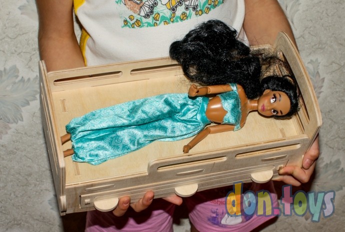 Деревянная кроватка для кукол типа Барби с выдвижным ящиком, фото 4