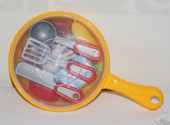 ​Игровой набор посуды и продуктов, упакованной в сковороде с крышкой