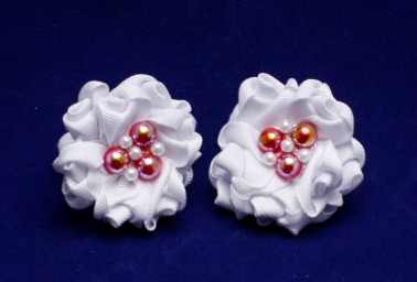 ​Резиночки Белые цветочки с серединкой и белых и красных бусин, 2 шт.