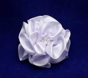 ​Резинка для волос объемный белый цветок с серединкой из бусин, 1 шт