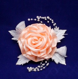​Брошь Нежно-оранжевая роза с декором