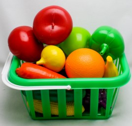 ​Набор фруктов и овощей в корзинке,
